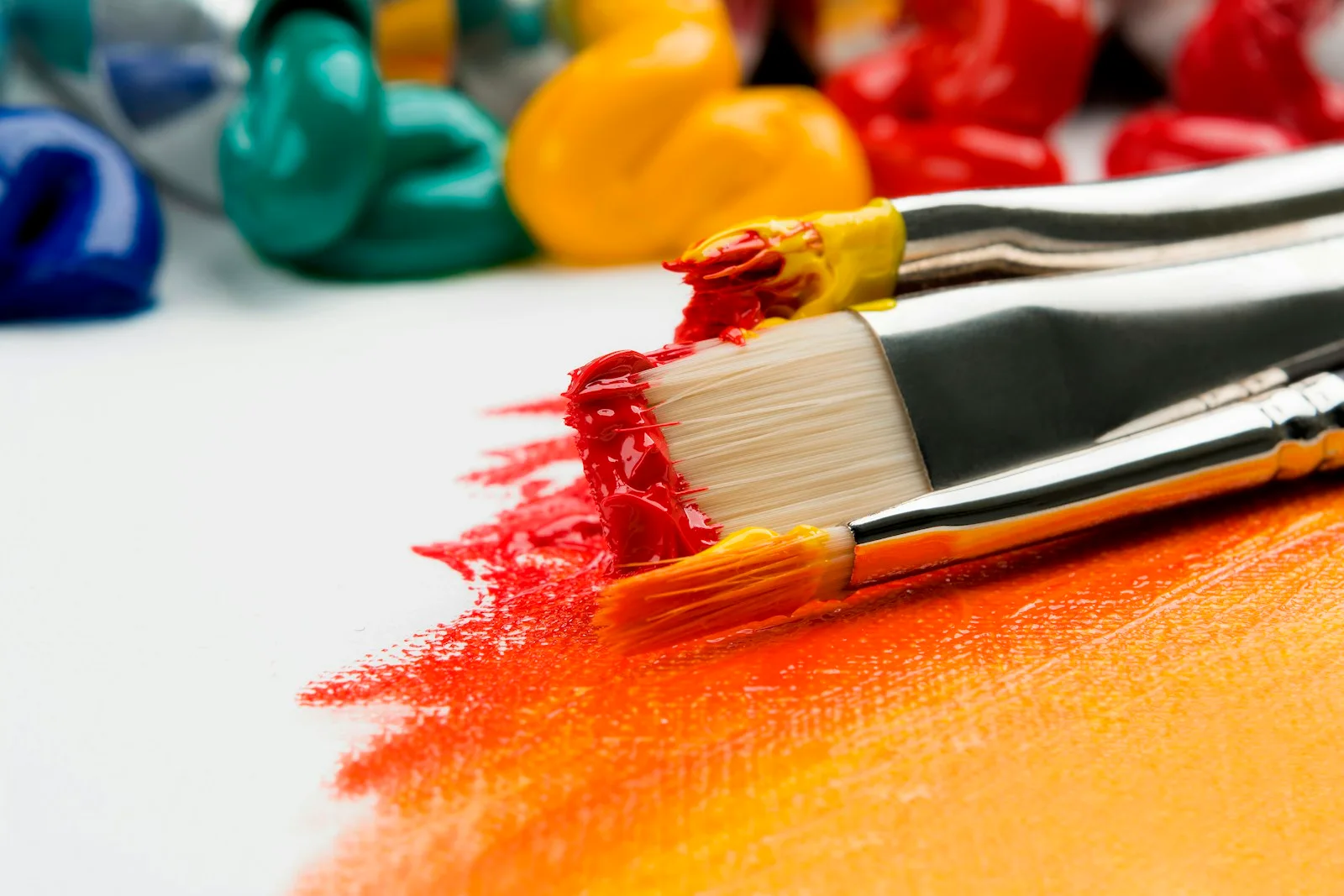 Birlikte üretme fikrini taşıyan sanat malzemeleri ve renkler